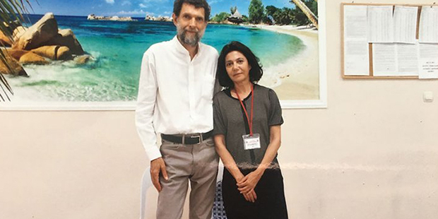 Osman Kavala'dan cezaevinde ilk fotoğraf